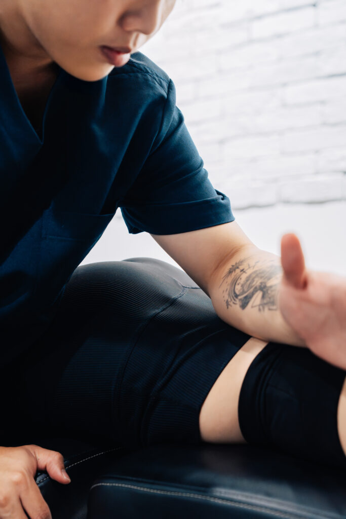 治療師使用手肘進行深層組織釋放