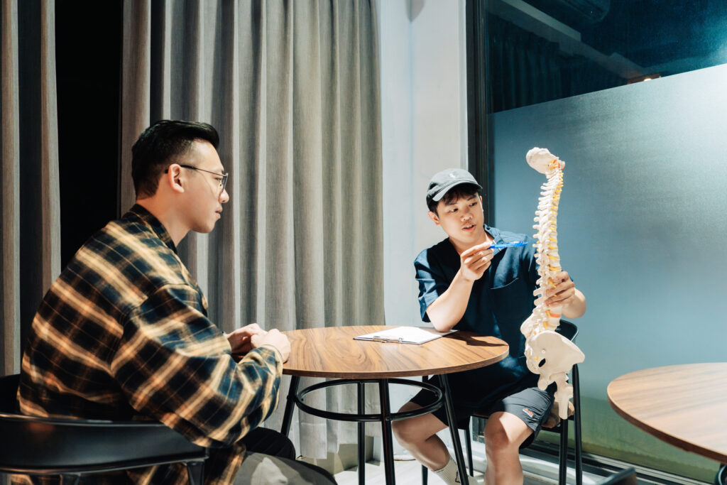 瑞騰治療師為客戶分析適合的治療方案